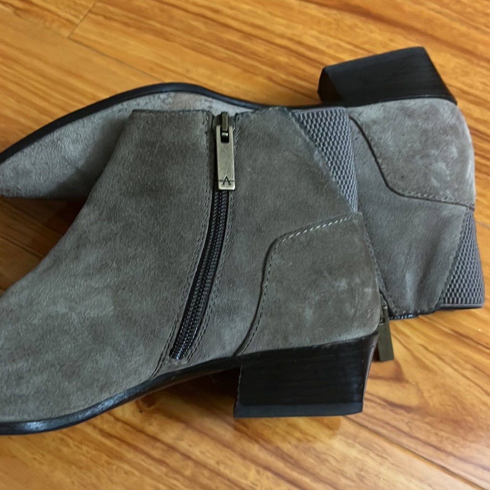 Aquatalia boots size 7 grey color